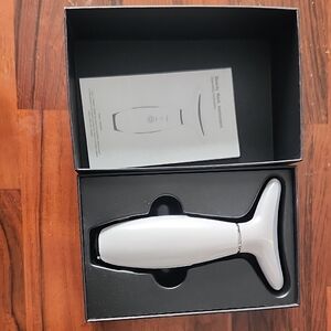 White Facial/ Neck  Massager *OPEN BOX
